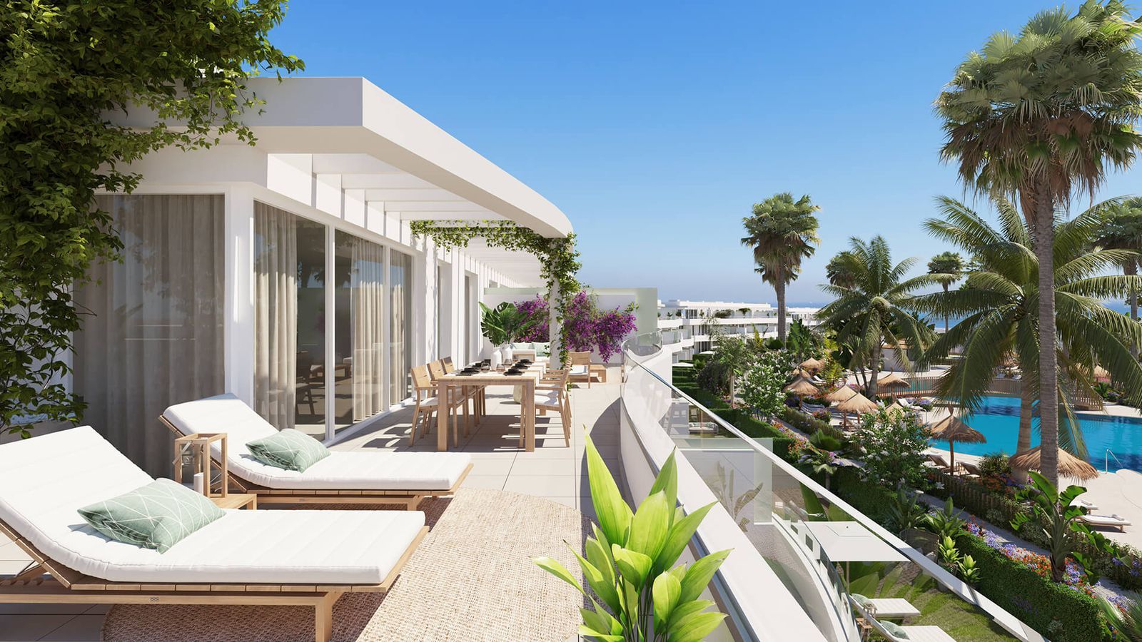 Luxe balkon met uitzicht op het zwembad bij Serenity Golf Homes.